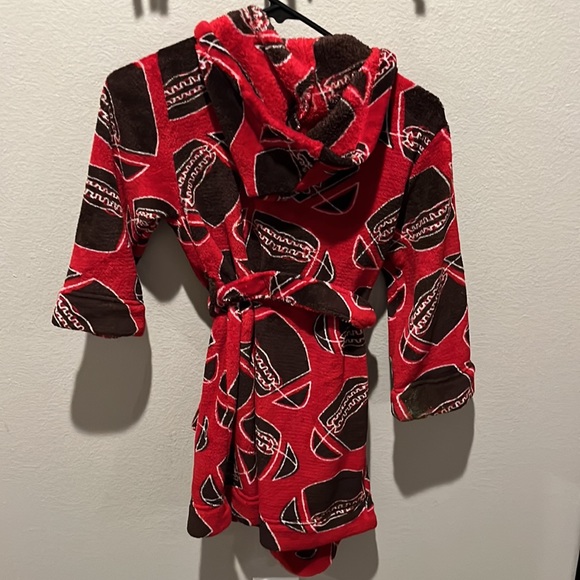 Childs Bath Swim Robe Fuzzy Cozy Pool Cover-up red with brown footballs size 6/7 - Picture 3 of 3